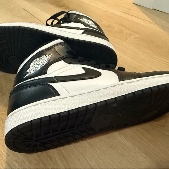 JORDAN- Black and White Jordan 1s - Picture 6 of 7